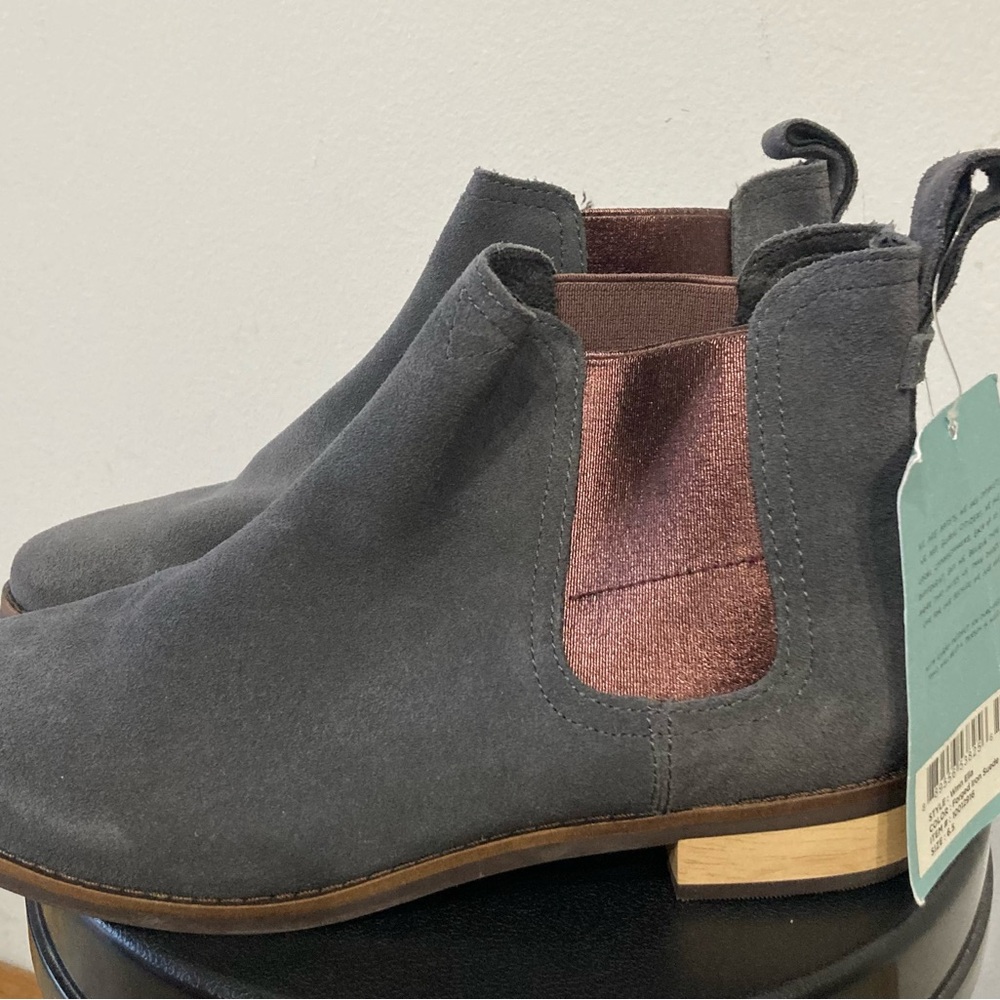Women’s Gray Toms Chelsea Boots sz6.5 NWT